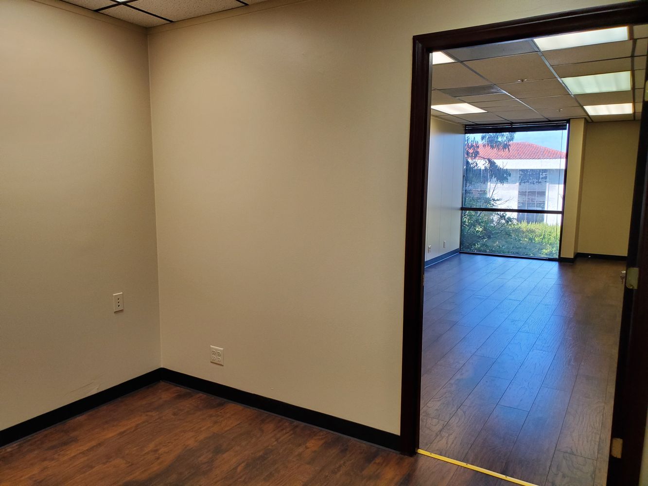 RECEPTION, WORK SPACE, PRIVATE OFFICE. EXTRA LARGE OFFICE 3-6 PERSONS